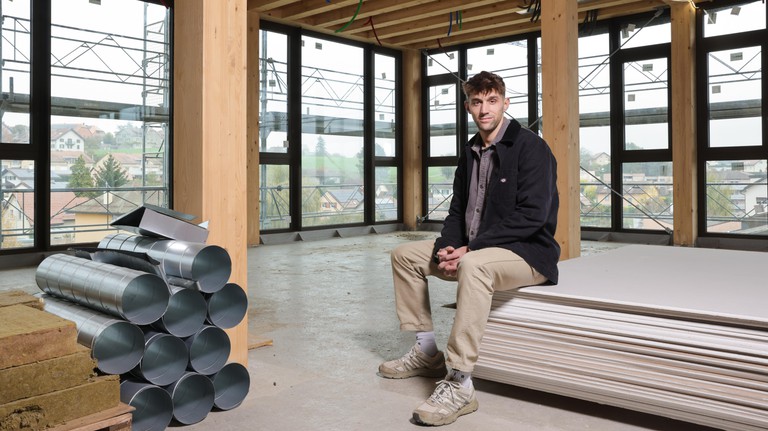 Matthieu Fehlmann, pictured here on the site of the extension to Collège du Cheminet in Penthalaz (Vaud), designed by Ferrari Architectes. © 2024 EPFL/Alain Herzog - CC-BY-SA 4.0