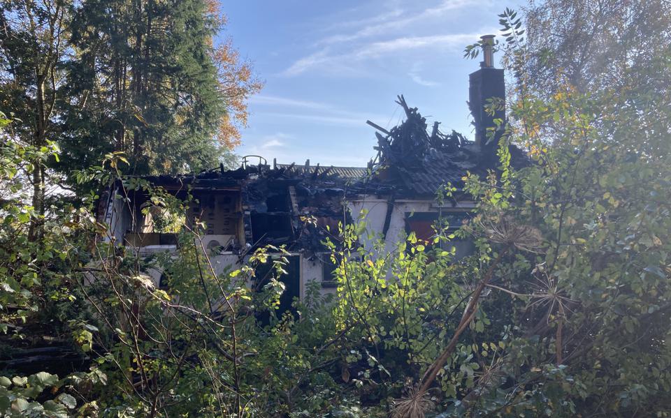 De door brand getroffen woning in Zuidveld, op enkele kilometers van Westerbork.