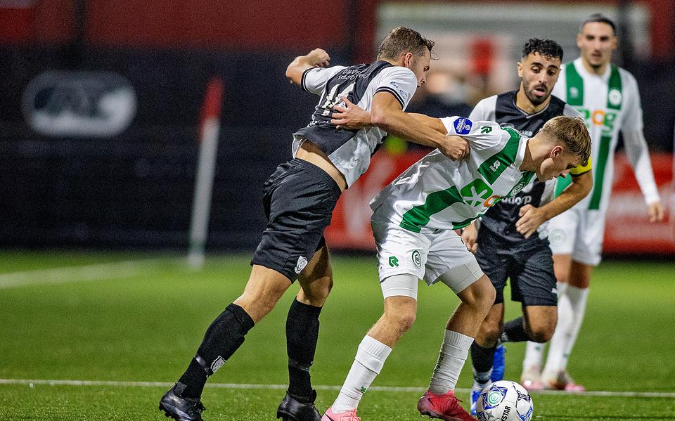 Het ging soms met hangen en wurgen in Wijdewormer, zoals hier Wouter Prins die namens FC Groningen los probeert te komen van Loran Schouten van Kolping Boys.