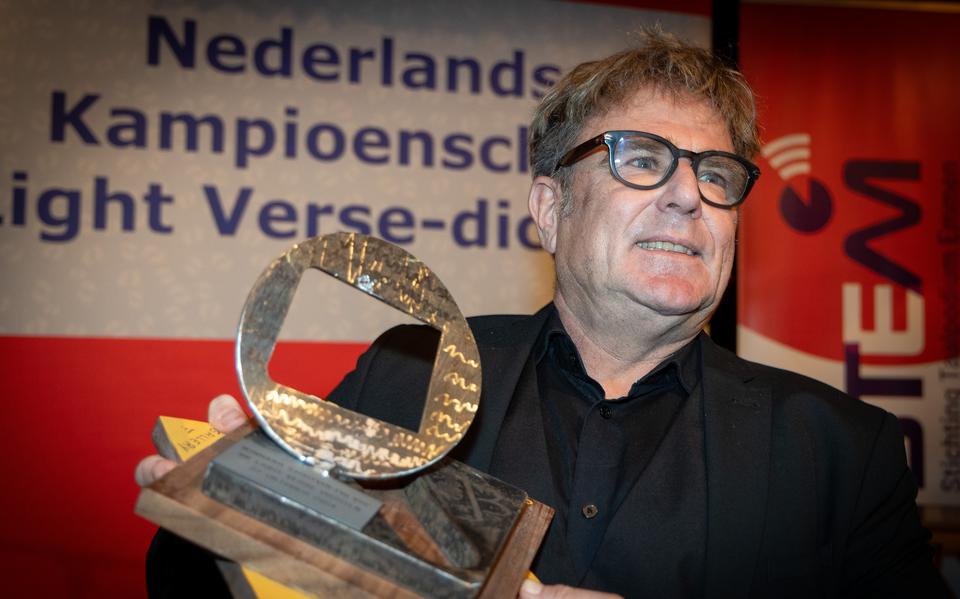 Bart Adjudant met de gewichtige eerste prijs van het NK Light Verse 2024.