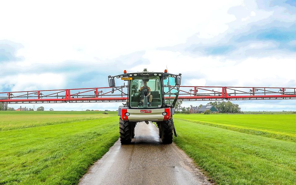 Een spuitwagen die voor de bollenteelt wordt gebruikt in de buurt van Lemmer.