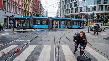 Norwegia. Tramwaj wbi� si� w �cian� sklepu w Oslo. S� ranni