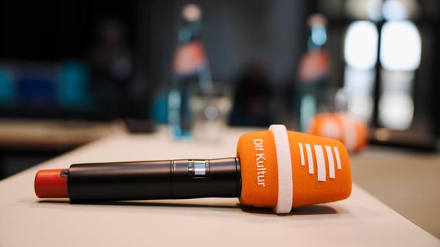 Ein Mikrofon mit Deutschlandfunk Kultur Windschutz auf einer Veranstaltung "Studio 9 Live" im Humboldt Forum in Berlin