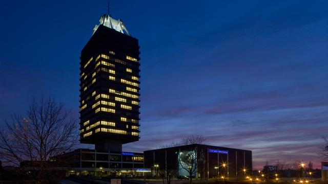 Das Funkhaus des Deutschlandfunks in Köln bei Nacht.