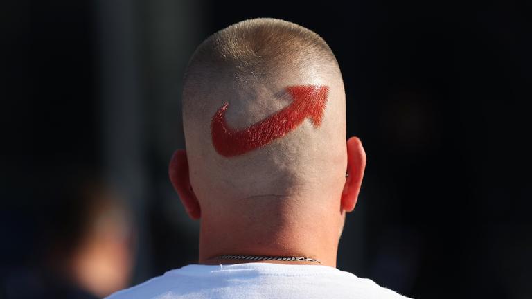 Ein AfD-Anhänger mit einem frisierten Logo der Partei auf dem Hinterkopf, nimmt an der Abschlusskundgebung der AfD Sachsen-Anhalt auf dem Domplatz in Magdeburg teil.