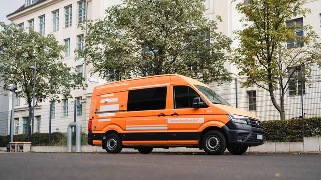 Ein Übertragungswagen von Deutschlandfunk Kultur im Innenhof des Deutschlandradio-Funkhauses in Berlin Schöneberg