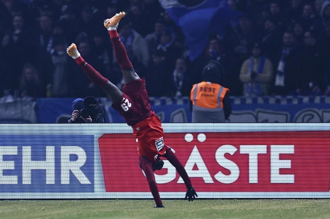 El Kaiserslautern continúa soñando despierto después de apartar del camino de la DFB Pokal al Hertha Berlin (1-3). Los 'diablos rojos', que militan en la Segunda Alemana, avanzaron a las semifinales y están a un solo paso de colarse en la final.