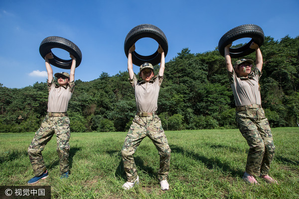 高壓水槍沖到站都站不穩！杭州國一生受「戰狼式」軍訓。（圖／CFP）