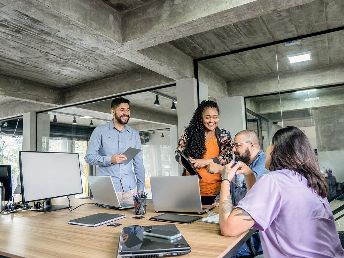 quatro colegas de trabalho na reunião da sala de conferências