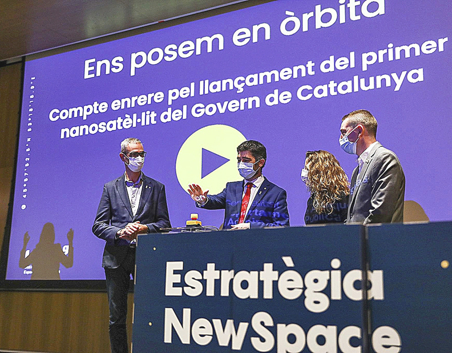 Jordi Puigner� (segundo por la izq.) en una de las presentaciones del programa espacial.