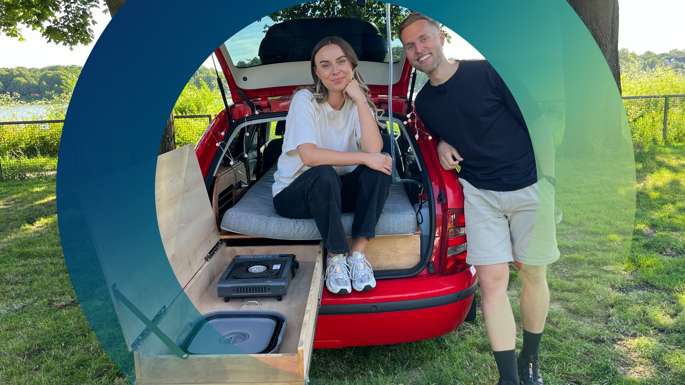 "planet e.: Die Upcycling-Challenge - Vom Pkw zum Minicamper": Annkathrin und Maciej vor ihrem neu ausgebauten Mini-Camper: Beide schauen lächelnd in die Kamera.