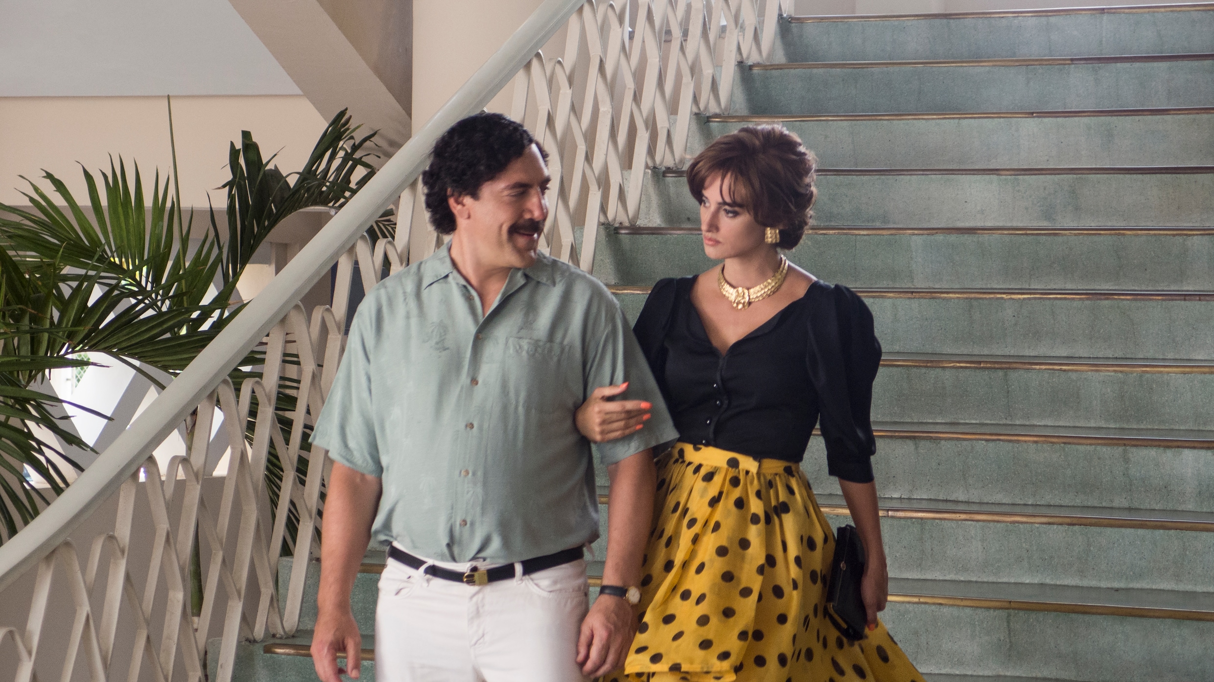 Javier Bardem als Pablo Escobar en Penélope Cruz als Virginia Vallejo in de film Loving Pablo (Escobar).