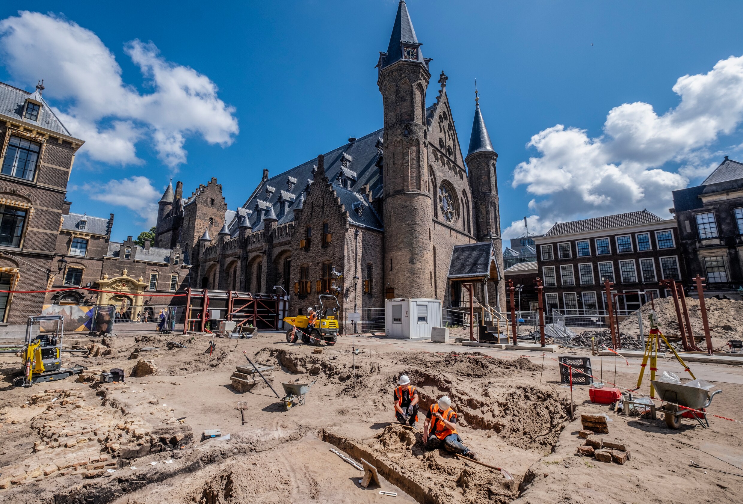 Zomer 2023: archeologische opgravingswerkzaamheden op het Binnenhof, tijdens de renovatie.