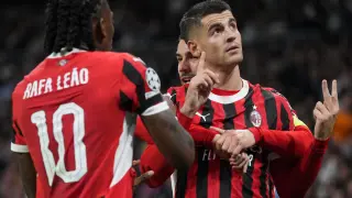 AC Milan's Alvaro Morata, right, celebrates after scoring his side's 2nd goal against Real Madrid during the Champions League opening phase soccer match at the Santiago Bernabeu stadium in Madrid, Spain, Tuesday, Nov. 5, 2024. (AP Photo/Manu Fernandez)