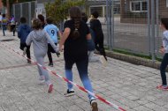 Imagen de unos alumnos del colegio de Aguilar durante en la carrera solidaria por la sensibilización de la leucemia infantil.