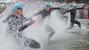 04.08.2024, Glücksburg. Ostseeman Triathlon --- Foto STAUDT 04.08.2024, Glücksburg. Start der Favoriten auf der Mittelsdistanz Einzelstarter in blauer Badekappe, Ostseeman Triathlon --- Foto STAUDT