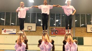 Im Cheercamp wird viel ausprobiert.