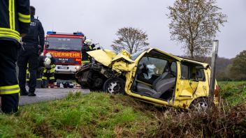 Unfall in Grundhof bei Flensburg: Der VW wurde in den Graben geschleudert. Die 21-jährige Fahrerin wurde schwer verletzt. 