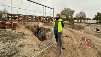 Baubesprechung im Nieselregen: Bianca Matzen vom Kappelner Bauamt hat die Baustelle der Kita in Ellenberg regelmäßig im Blick.