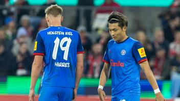 Enttäuschung: Phil Harres (links) und Shuto Machino sind mit Holstein Kiel aus dem DFB-Pokal ausgeschieden.