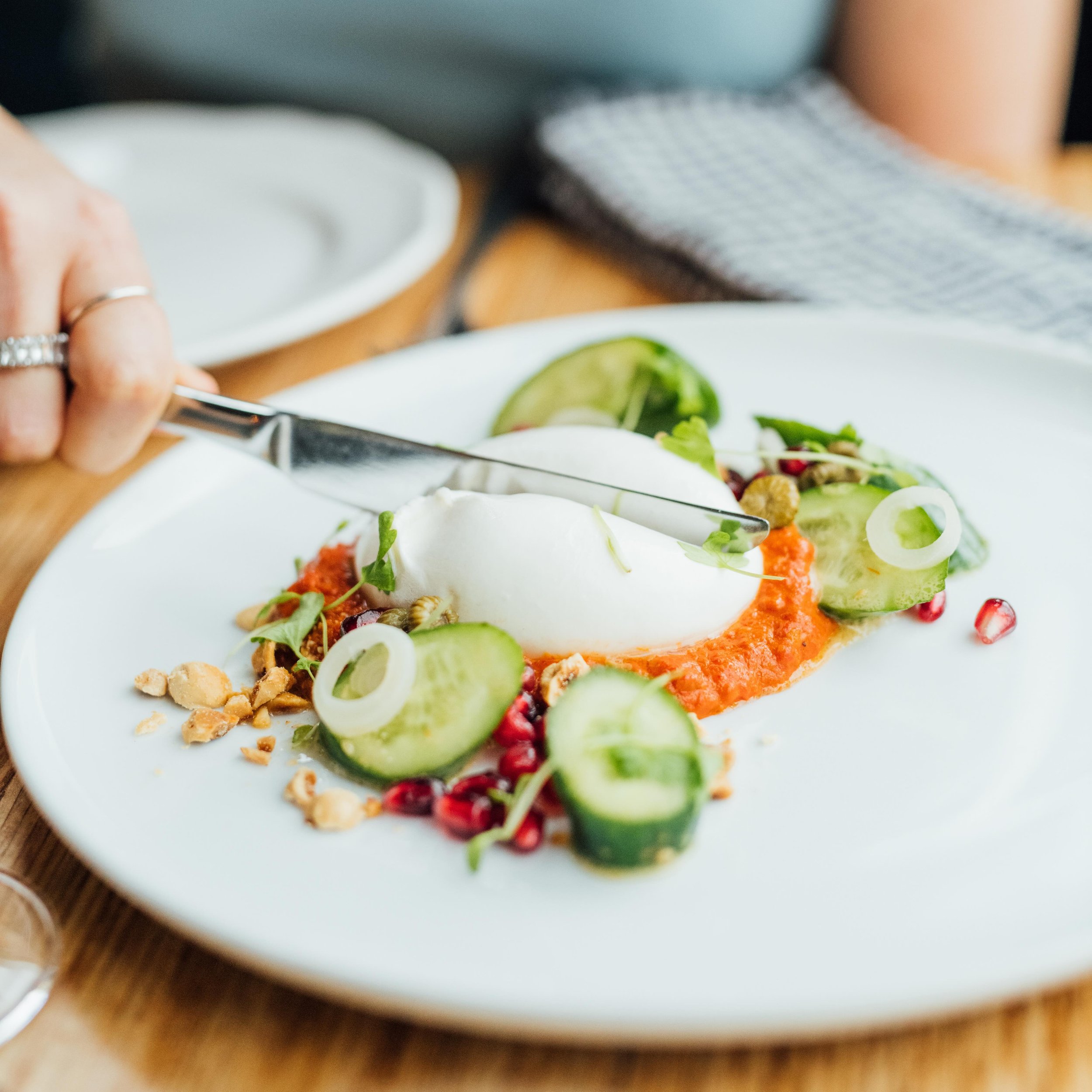 🍽️✨ Butrata, Muhammara, concombre, ail des bois, noisette. Une explosion de saveurs ! 🌿🥒🌰 

#Gastronomie #D&eacute;lices #Baravin #vin #wine #winebar #burrata #food #montreal #summer