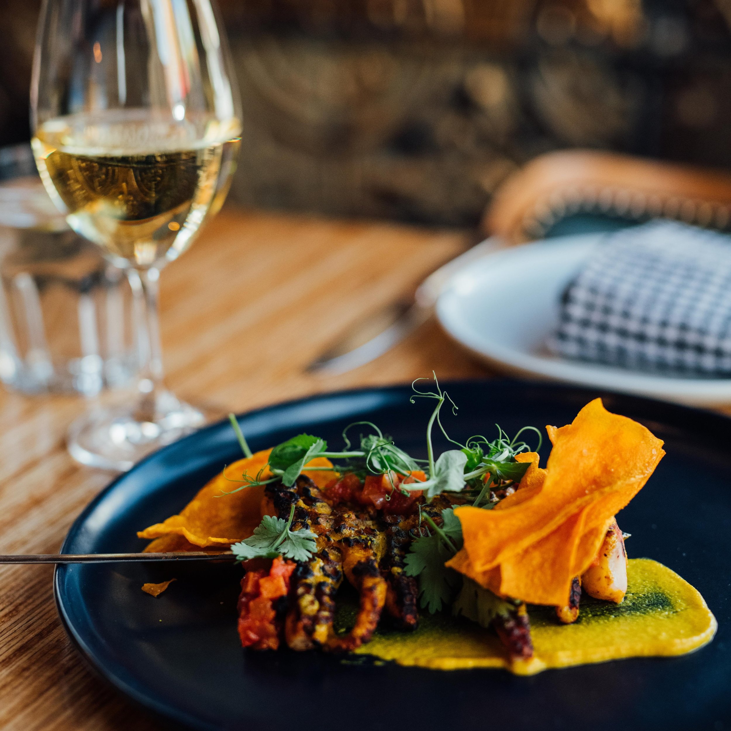 🍽️ Recette du Jour : Pieuvre &agrave; l&rsquo;Aji Amarillo, PDT Douce et Sofrito ! 🌶️🦑🍠

Aujourd&rsquo;hui, je vous propose une explosion de saveurs avec cette d&eacute;licieuse recette de pieuvre &agrave; l&rsquo;Aji Amarillo, accompagn&eacute;e