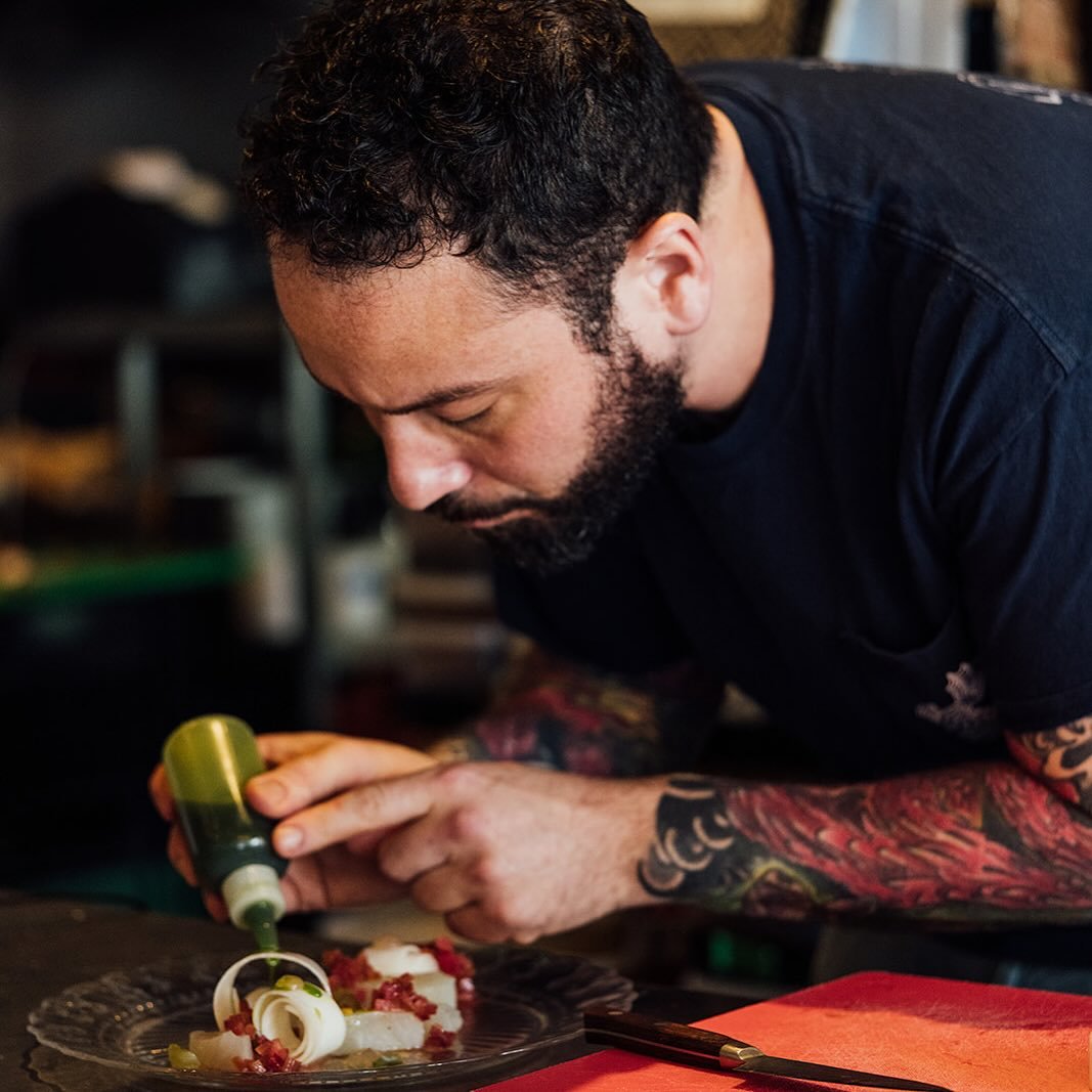 📸✨ Voici votre Chef Ex&eacute;cutif Hakim Rajal! Avec plus de 20 ans d&rsquo;exp&eacute;rience, Hakim a fait de Provisions Bar &agrave; Vin un temple de la gastronomie. Son amour pour la cuisine et les produits de qualit&eacute; se refl&egrave;te da