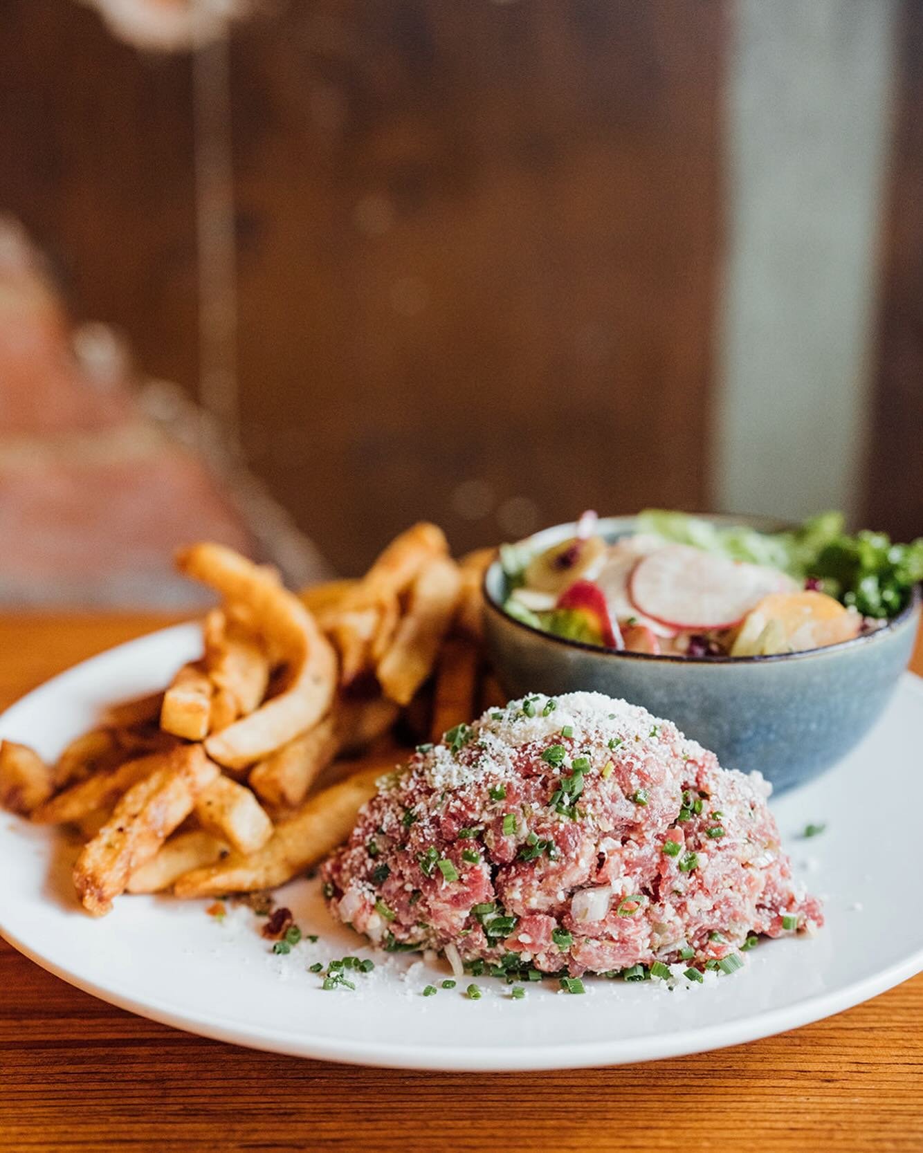 Le lunch parfait : notre tartare de b&oelig;uf 🥩🍴
* disponible seulement le midi. 

#mtlwinebar #winebar #steakhouse #mtlsteakhouse #mtlresto #restomtl #mtlfood #outremont #mtlcity #provisionsbaravin #lunchspot #lunchtime #lunchtoday #steaktartare 