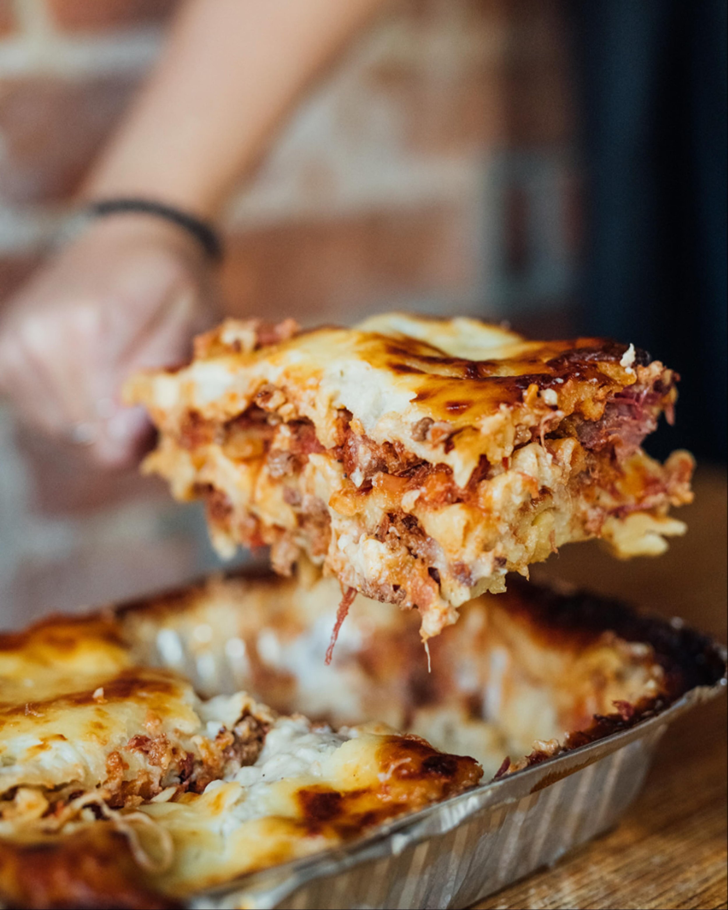 Notre section pr&ecirc;t-&agrave;-manger est bien garnis ! 
Lasagne bolognaise au brisket ❤️&zwj;🔥

#mtlwinebar #mtlsteakhouse #mtlresto #restomtl #mtlfood #outremont #mtlcity #boucherieprovisions #lunchspot #lunchtime #lunchtoday #butchershop #mtlb