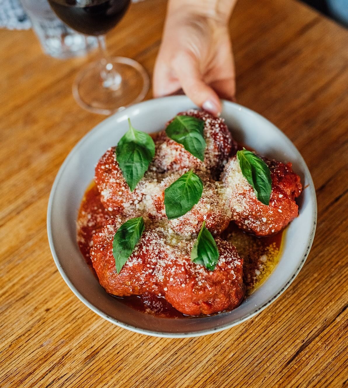 Section pr&ecirc;t-&agrave;-manger : Boulettes de viande maison ☄️ 🍅 * disponible en tout temps 

#mtlwinebar #mtlsteakhouse #mtlresto #restomtl #mtlfood #outremont #mtlcity #boucherieprovisions #lunchspot #lunchtime #lunchtoday #butchershop #mtlbut