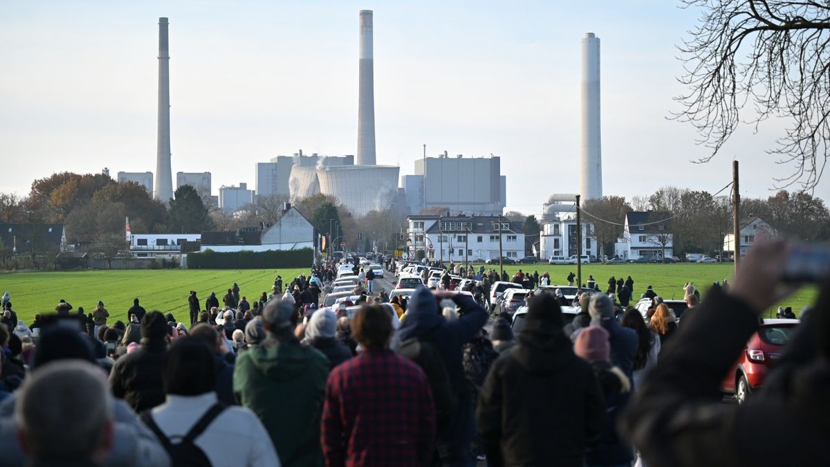 Viele Menschen schauten zu, wie der Kühlturm in Voerde gesprengt wurde.