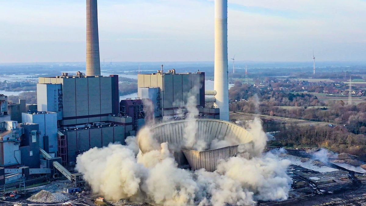 Die Drohnenbilder zeigen, wie der Kühlturm der Detonation nicht mehr Stand hält. Der Kühlturm vom Kraftwerk Voerde sackt in sich zusammen.