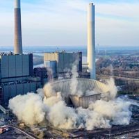 Die Drohnenbilder zeigen, wie der Kühlturm der Detonation nicht mehr Stand hält. Der Kühlturm vom Kraftwerk Voerde sackt in sich zusammen.