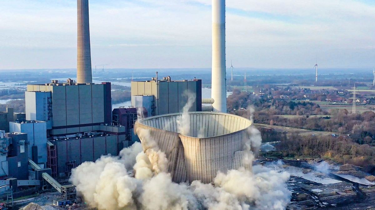 Der Kühlturm vom Kraftwerk Voerde wurde am Sonntagmorgen gesprengt.