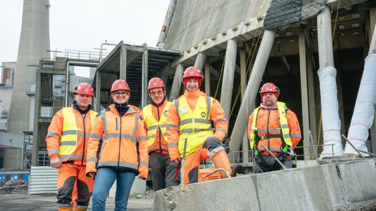 Das Sprengteam um Sprengmeisterin Ulrike Matthes (2.v.l.). Sie brachte den Kühlturm in Voerde zu Fall.