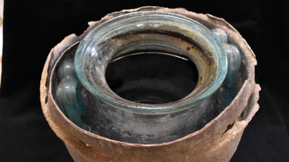 In dieser römischen Urne befanden sich 2000 Jahre alter Weißwein, eingeäscherte Knochen sowie ein Goldring.