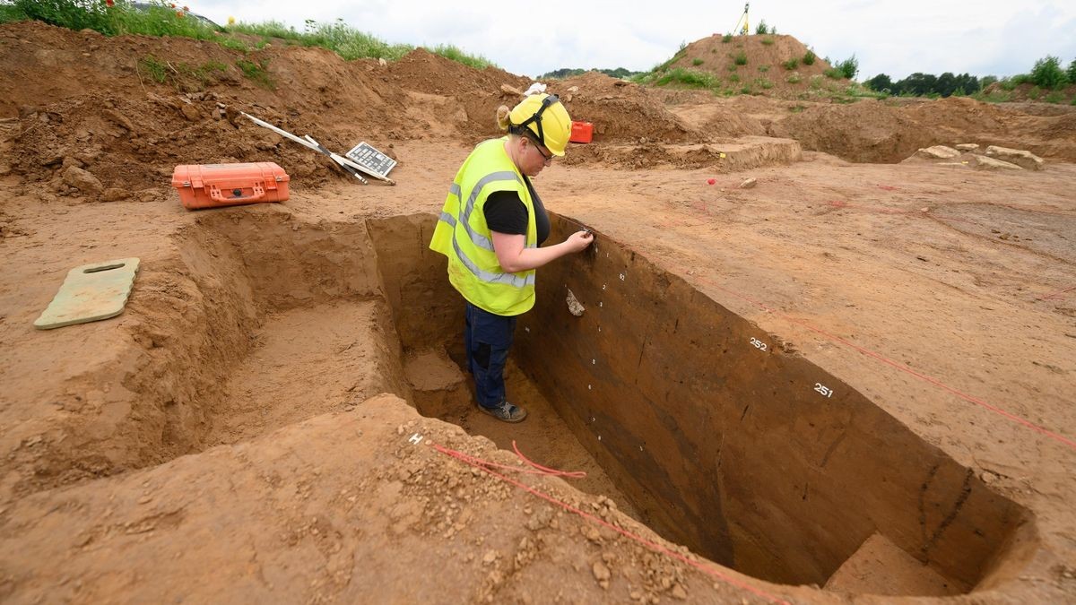 Beim Bau einer Stromtrasse haben Archäologen aus Niedersachsen Hinweise auf eine uralte Siedlung entdeckt.