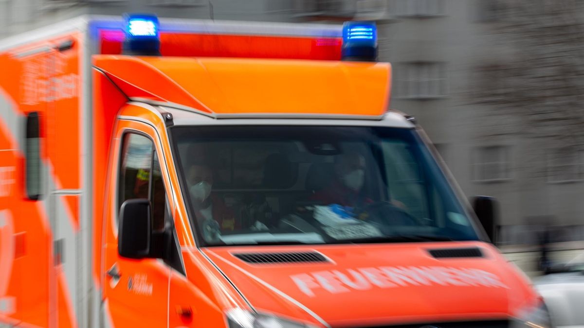 Bei einem Unfall mit einer Straßenbahn ist ein 21-jähriger Radfahrer aus Düsseldorf schwer verletzt worden. Er kam ins Krankenhaus (Symbolbild).