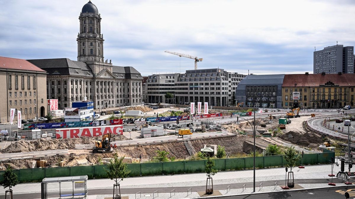 Blick auf die Baustelle am Molkenmarkt im August 2023. Das Büro Mäckler Architekten ist mit der Erarbeitung eines „Gestaltungshandbuchs“ für die künftige Bebauung beauftragt. 