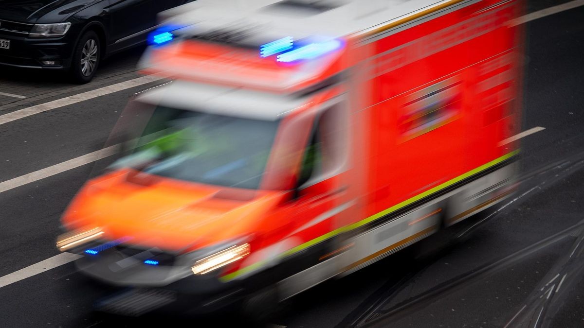 Der 69-jährige Autofahrer kam nach dem Unfall in Düsseldorf-Flingern schwer verletzt in ein Krankenhaus (Symbolbild).