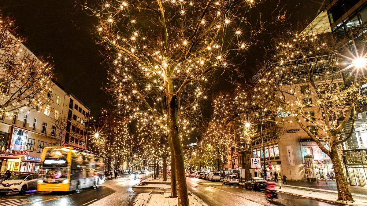 Die Weihnachtsbeleuchtung am Kurfürstendamm im Jahr 2023. Auch wenn jetzt begonnen wurde, soll der Umfang deutlich geringer ausfallen als zuletzt, heißt es.