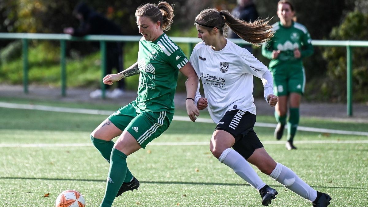 Hannah Mendrina (l.) traf zum Ausgleich für Arminia Klosterhardt