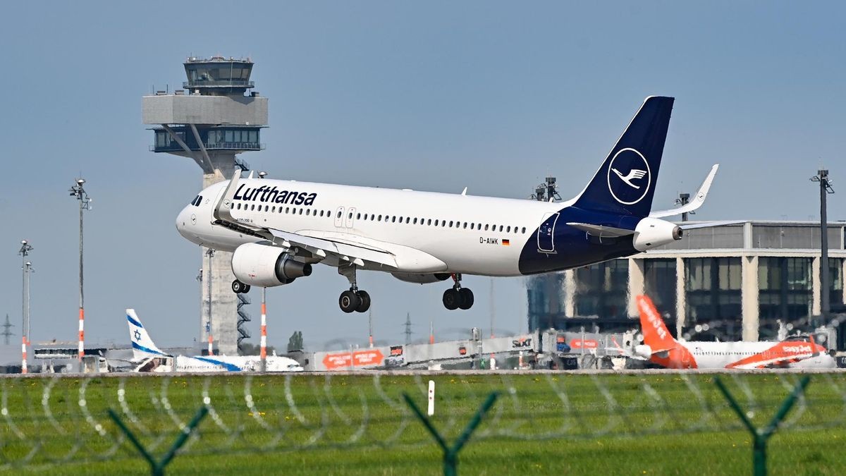 Ein Passagierflugzeug der Lufthansa ist im Landeanflug auf die Südbahn am Hauptstadtflughafen BER. (Symbolbild)