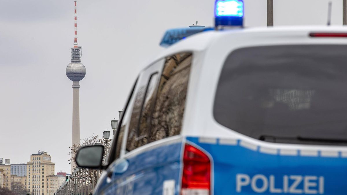 Polizei im Einsatz, Ein Streifenwagen der Berliner Polizei mit Blaulicht im Einsatz an der Frankfurter Allee Berlin Berl