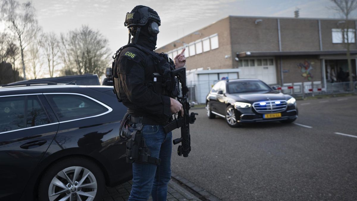 Gefährliche Gegner: Ein maskierter und bewaffneter niederländischer Polizist sichert im Januar 2024 ein Gerichtsgebäude in Amsterdam, in dem der Prozess wegen des Mordes am Journalisten Peter R. de Vries stattfindet.