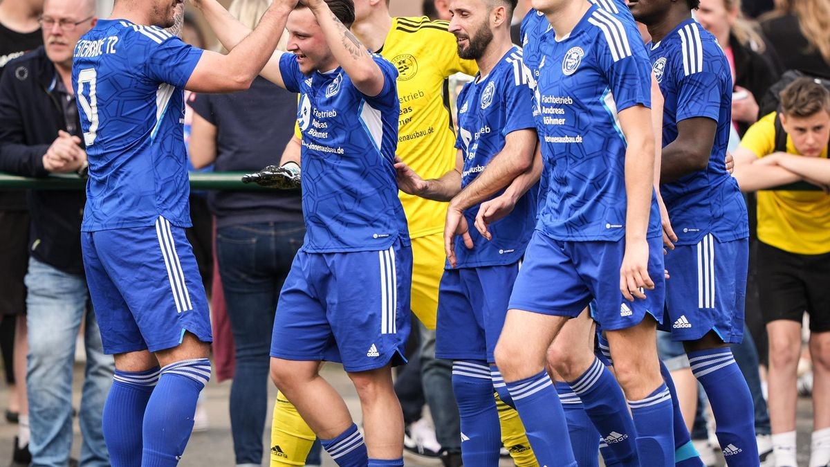 Die Blauen des FC 72 bei ihrem dritten Saisonerfolg nach Meisterschaft in der A-Liga und Hallenstadtmeisterschaft: Pokalsieg mit 2:1 gegen Rhenania im Mai.