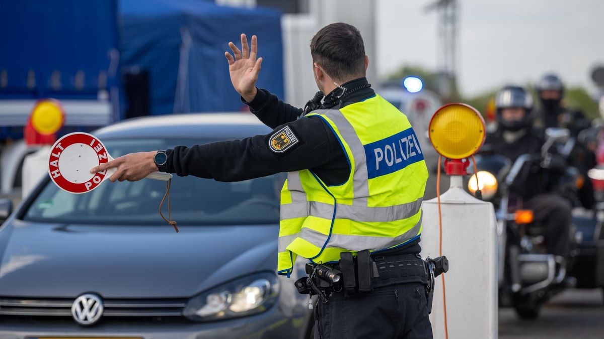 Ab dem 16. September soll es an Grenzkontrollen geben. Das könnte an den NRW-Grenzen zu den Niederlanden für viel Stau sorgen. (Symbolbild) 