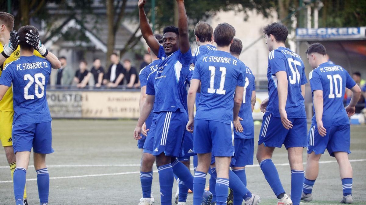 Jubel bei Ugochukwu Akubuike von Sterkrade 72 nach seinem Tor zum 3:0 im Entscheidungs-Spiel gegen Arminia Lirich. Jetzt gibt es das Derby wieder.