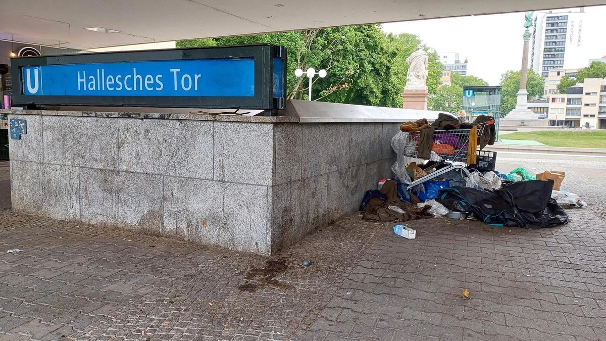 Mehringplatz, der 30-jährige Serat vor seinem Lebensmittelgeschäft auf dem Mehringplatz.