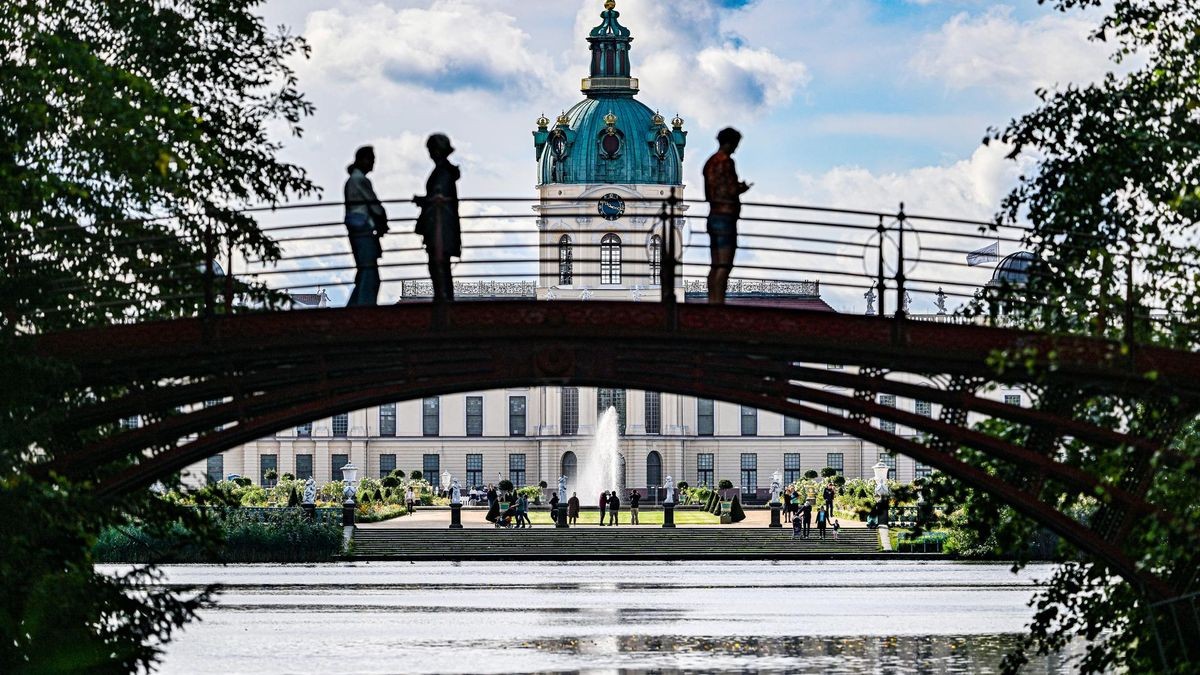 Der Schlossgarten Charlottenburg wurde 1695 angelegt. Seitdem wurde er mehrfach umgestaltet. Dabei gerieten einige ehemalige Gebäude in Vergessenheit.